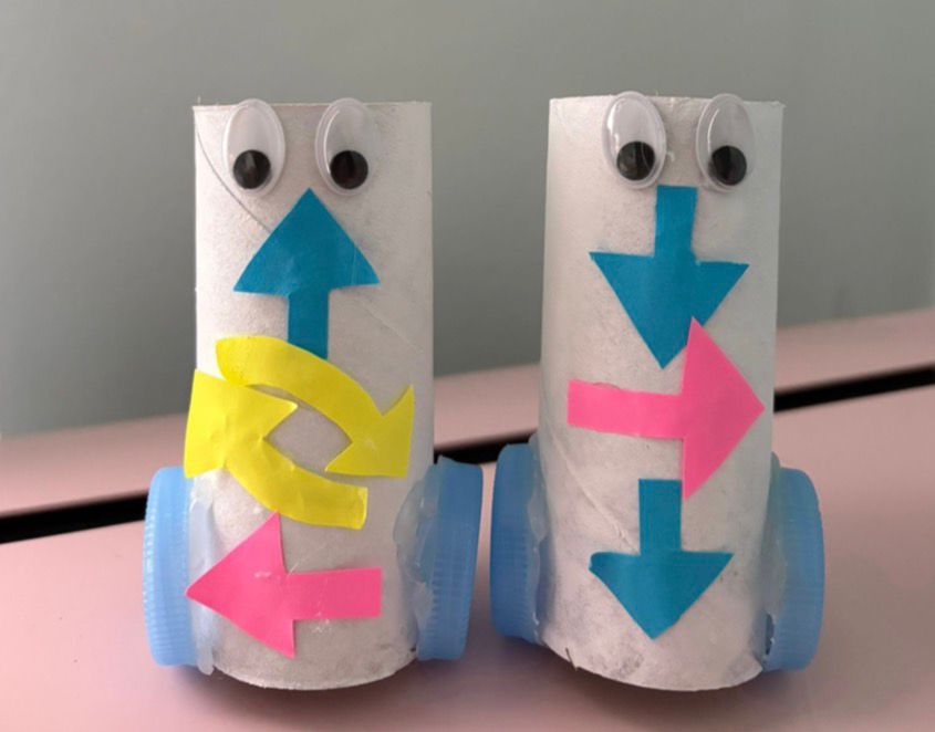 Robots hechos con materiales reciclados y flechas de colores, elaborados por el alumnado